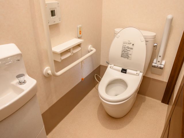 バリアフリートイレ設備 トイレ 手すり付きの清潔なトイレスペースで、すべての利用者が安心してご使用いただけます。安全に配慮された構造となっております。