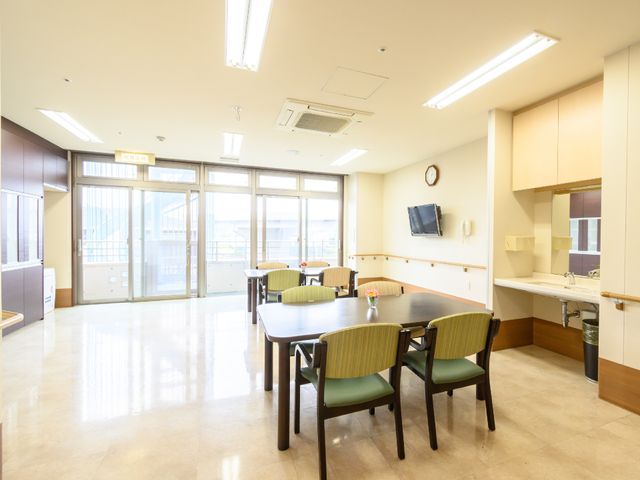 明るく広々とした食堂 共有スペース ゆとりのある食堂は、大きな窓から自然光が差し込み、明るく開放的な雰囲気を提供しています。すっきりとしたキッチンカウンターも完備され、温かな食事時間をサポートします。