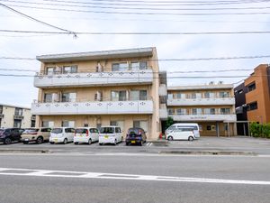 多階層の建物正面図