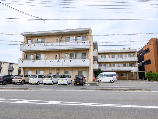多階層の建物正面図