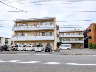 多階層の建物正面図
