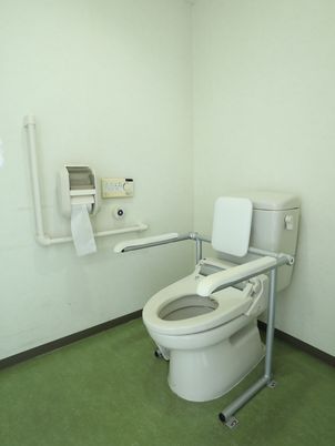 バリアフリー設計のトイレ