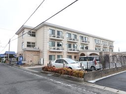 広い建物の外観