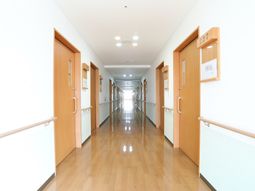 明るい廊下と部屋の扉