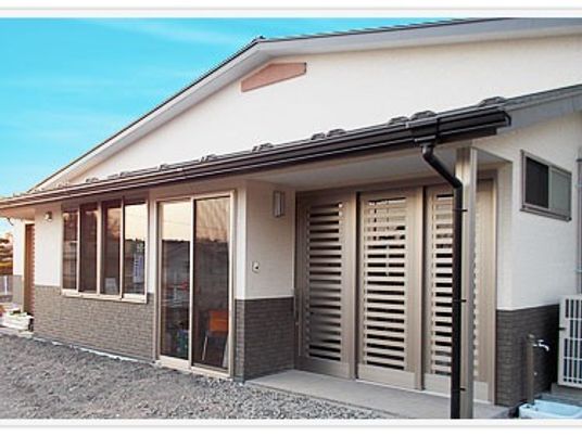 明るい外観の建物  