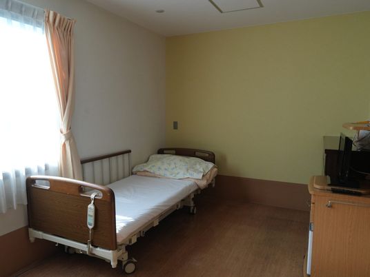 明るい個室のベッド  