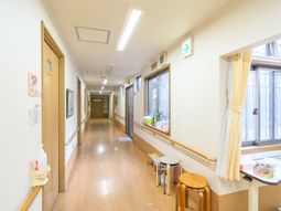 明るく清潔な廊下