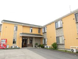 黄色い外壁の建物エントランス