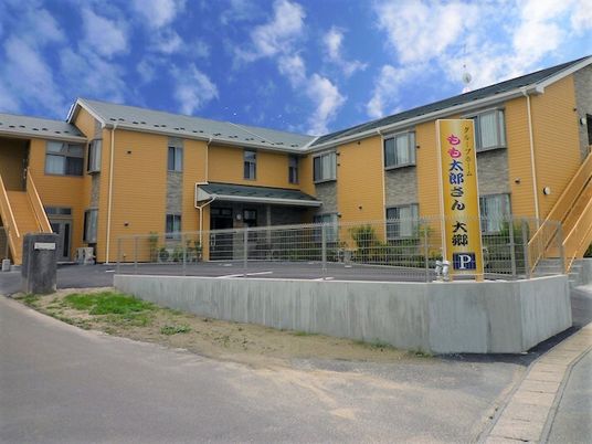 黄色い外壁の建物外観