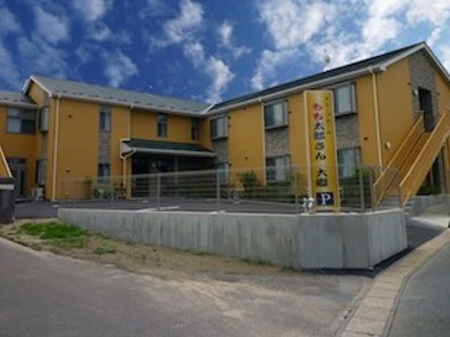 建物外観 外観   黄色い外壁が印象的な建物です。前面に広いスペースがあり、出入りしやすい造りに見えます。