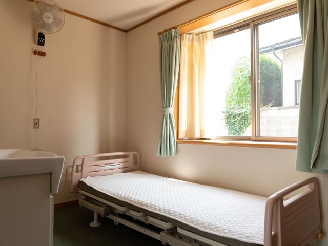 清潔感ある居室 居室 日差しが優しく差し込む、落ち着きのある個室です。個人のプライバシーが大切にされた設計となっております。