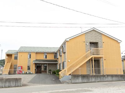 黄色の建物の外観