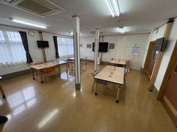 テーブルが並ぶ部屋