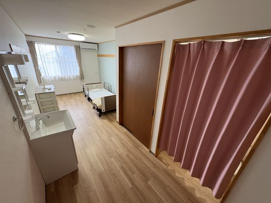 明るい木目調の居室