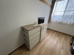 明るい窓辺の居室
