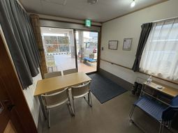 椅子とテーブルのある部屋