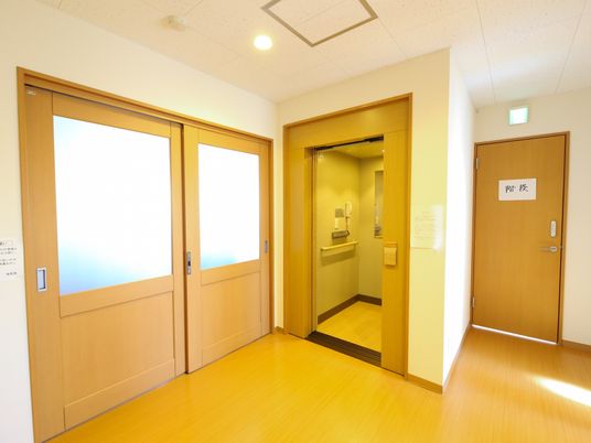 清潔な廊下と扉