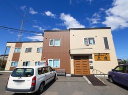 明るい日差しの外観