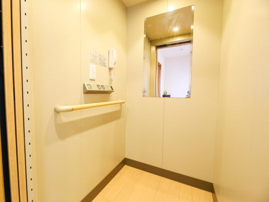 明るい廊下の一角