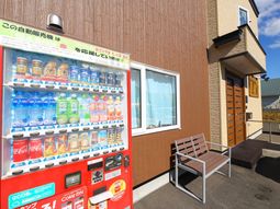 自動販売機とベンチの外観