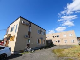 晴天の下の外観