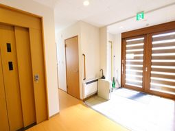 明るいエントランスの様子