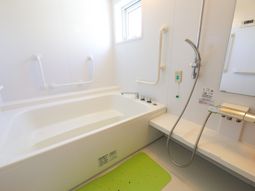 手すり付き清潔な浴室