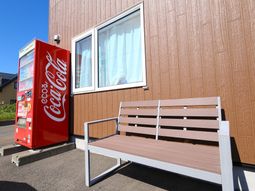 ベンチと自動販売機の外観