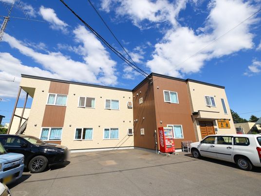 明るい外観の建物