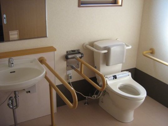 バリアフリー設計のトイレ