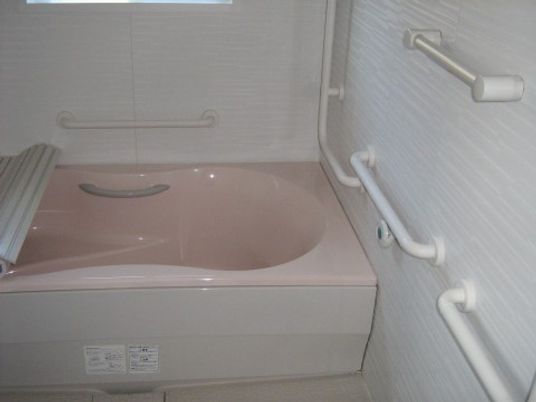 バリアフリー対応の浴室