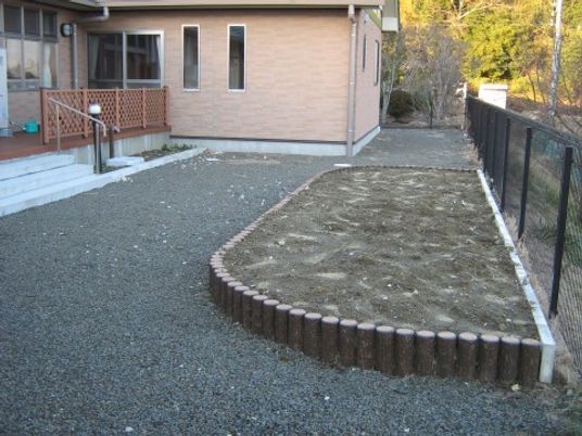 広々とした明るい庭