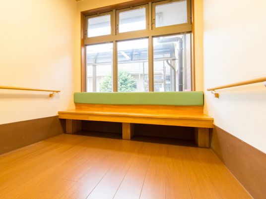 木製ベンチと手摺の廊下