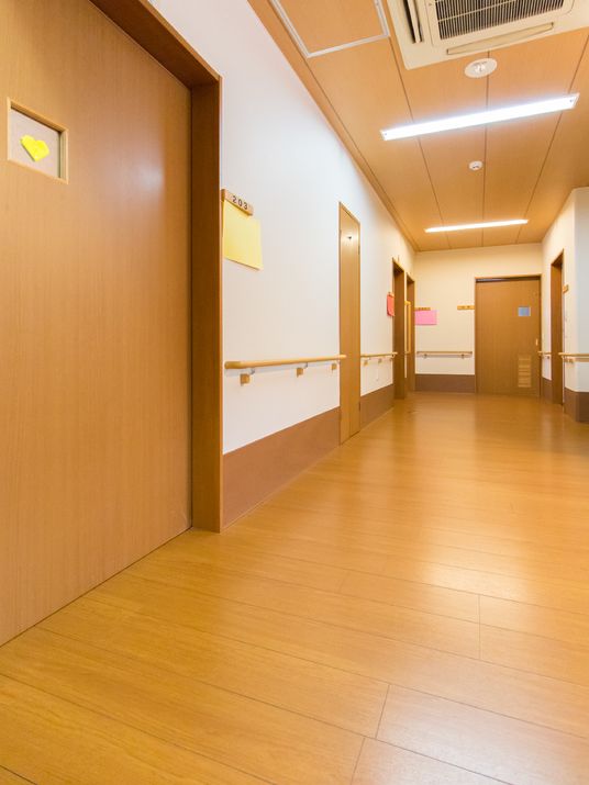 暖色の廊下の景観