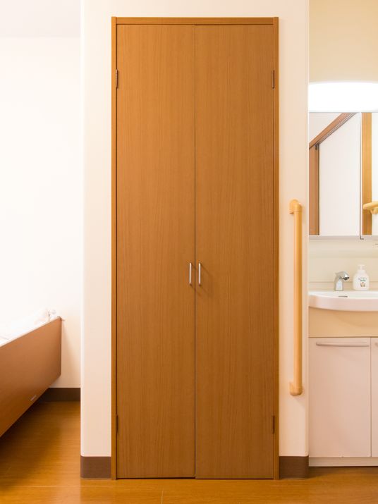 茶色いクローゼットの扉