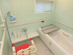 明るい清潔な浴室