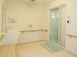 明るく清潔な浴室