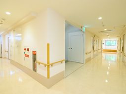 明るく広々とした廊下