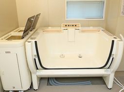 機能的な洗濯機と浴室