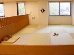 明るい和室の一角