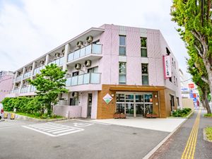 ピンクの建物外観