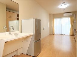 明るい居室の一角