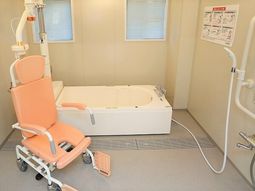 バリアフリーの明るい浴室