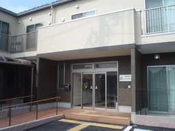 清潔感のある建物のエントランス