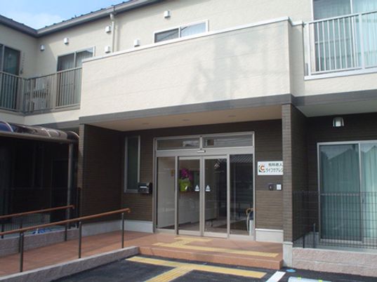 明るいエントランス正面