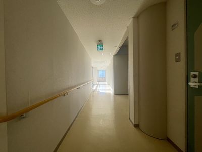 明るく広い廊下