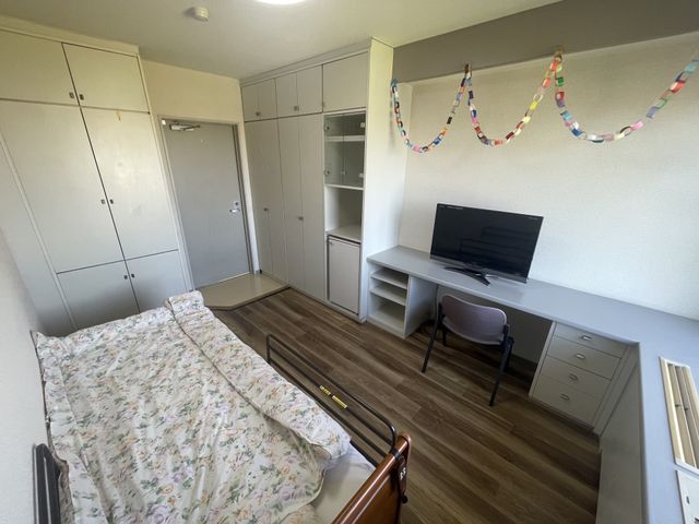 居室の明るい一角 居室 広々とした部屋には、必要な家具が整い、明るい窓辺には飾りも見え、居心地のよい空間です。