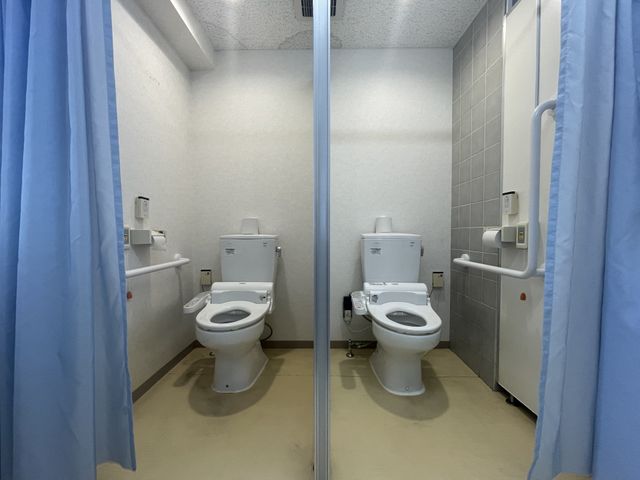 手すり付きトイレ トイレ 清潔感ある広々としたトイレ空間です。手すりや緊急呼び出しボタンが設置され、安心してご利用いただけます。