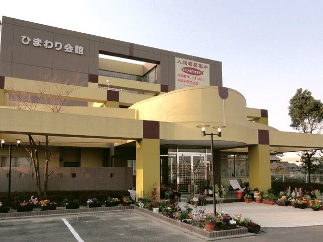 やすらぎの外観 外観 穏やかな色合いの建物は、訪れる人に安心感を提供します。花々に囲まれたエントランスは、暖かな歓迎の気持ちが感じられます。