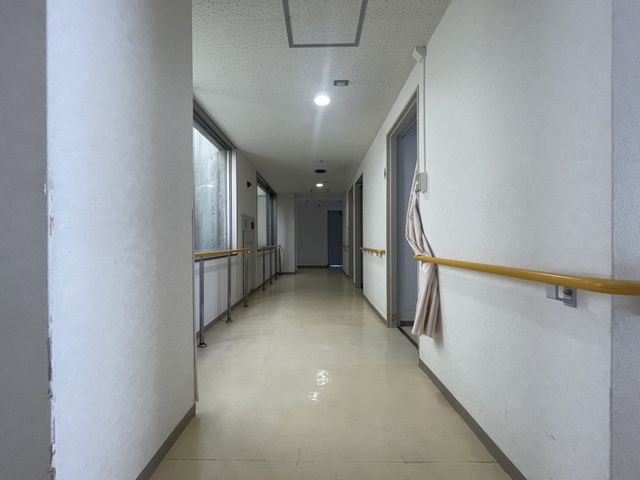 廊下の安全な設計 廊下 手すりが備えられた廊下は、安全に行き来できるよう配慮されています。通路は広く、移動がしやすい構造です。